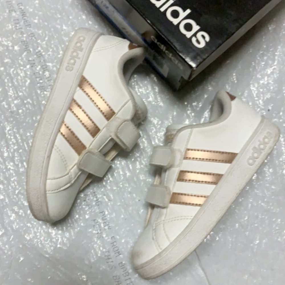 Kids adidas white sneaker Velcro shoes